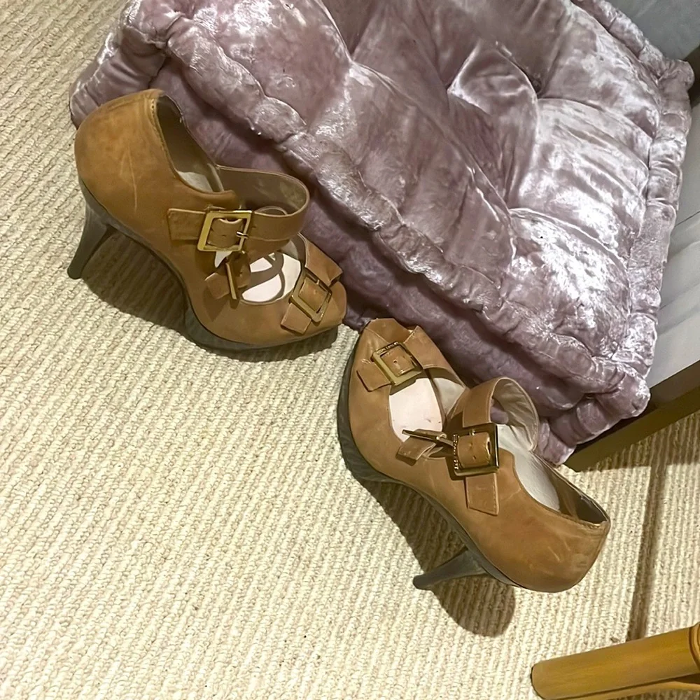 MICHAEL MICHAEL KORS Leather Triple-Buckle Heels, Tan + Gold, 8.5 — GUC - Picture 4 of 11